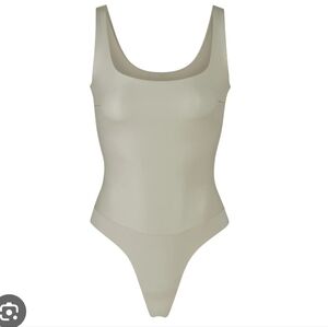 NWT SKIMS FAUX LEATHER SCOOP BODYSUIT IN SHELL SIZE XXS